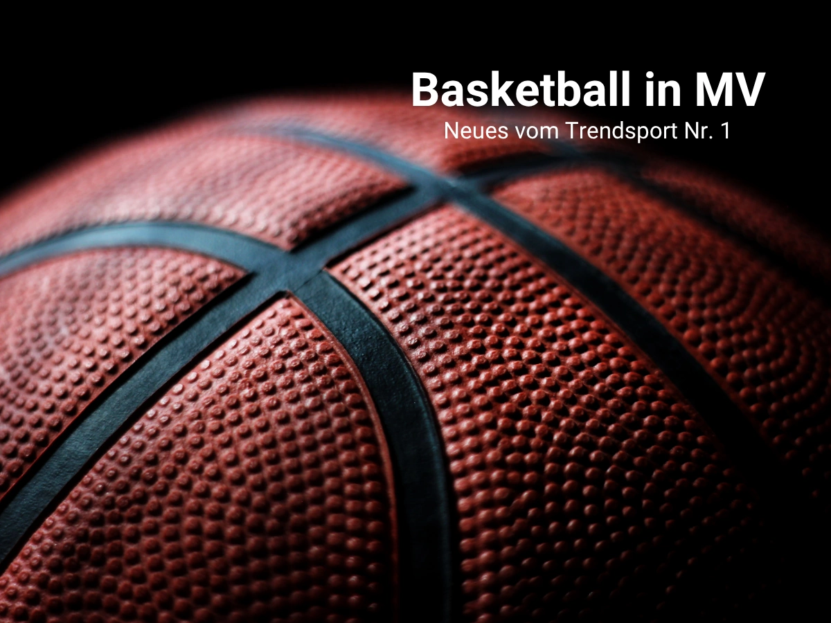 Großaufnahme eines Basketballs vor schwarzem Hintergrund. Die Überschrift lautet: "Basketball in MV - Neues vom Trendsport Nummer 1"