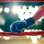 Arm und Handschuh einer Boxerin im Ring