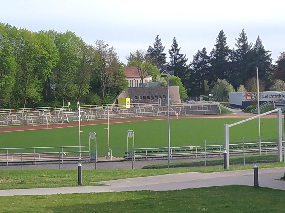 100.000 Euro für neues Grün: Schweriner Stadion wieder bereit für den Sport