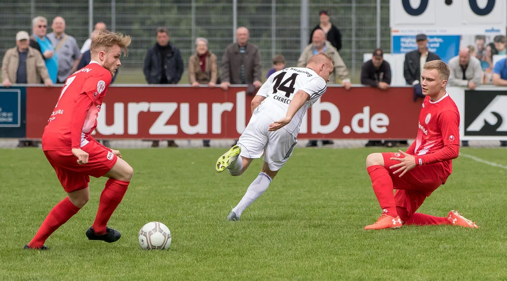 Paul Stubbe (re.) und Jean-Pier Bohmann lassen den Strausberger Cierech ins leere laufen