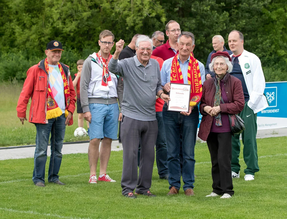 Schwerins Trainerlegende Horst Schulz bekommt von FCM-Präsident Reinhard Henning die Ehrenurkunde