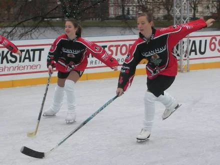 Rostocker Eiskunstläuferinnen können auch Eishockey. Hier bei einer früheren Show-Veranstaltung in Schwerin… Foto: M.M.
