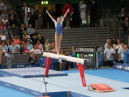 Turnerin Kim Bui trägt die deutsche Fahne bei der Universiade-Eröffnungsfeier