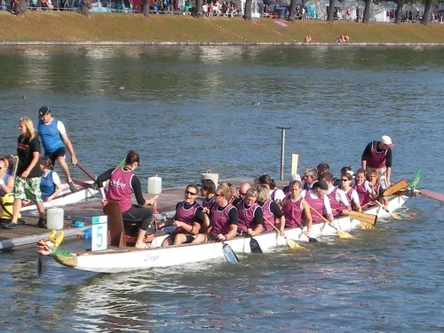 Alle in einem Drachenboot. M.M.