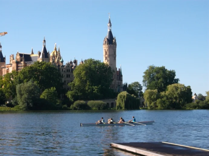 Rudern auf dem Schweriner See vor dem Schloss… Foto: M.M.