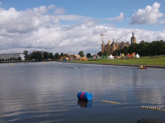 Am 11. August 2019 steigt das 15. Schweriner Schloss-Schwimmen – vor der Kulisse des Schweriner Schlosses. Foto: M.M. Am 11. August 2019 steigt das 15. Schweriner Schloss-Schwimmen - vor der Kulisse des Schweriner Schlosses