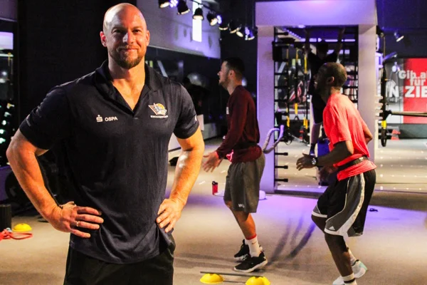 Von Nowitzki und 360-Grad-Dunks – Athletiktrainer Janins Kalnins im Gespräch