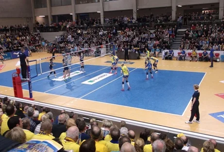 Immer Stimmung in der Bude: Blick in die Palmberg-Arena, Spielstätte der SSC-Mädels. Foto: M.M.