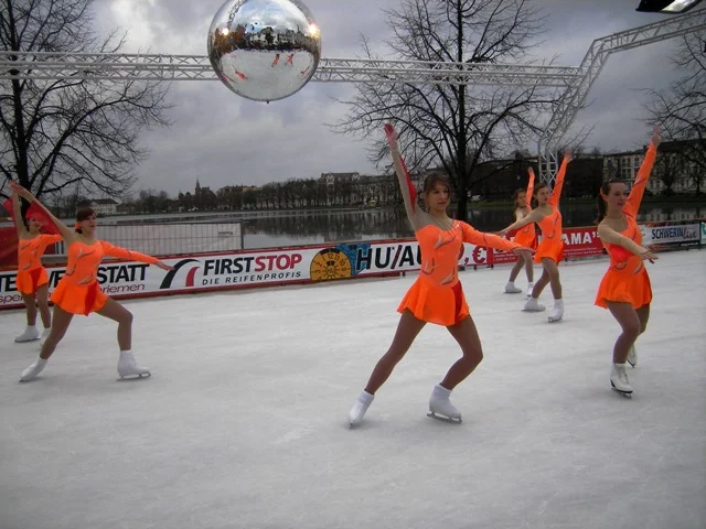 Rostocker Eiskunstläuferinnen bei einer früheren Show-Veranstaltung in Schwerin Foto: M.M.