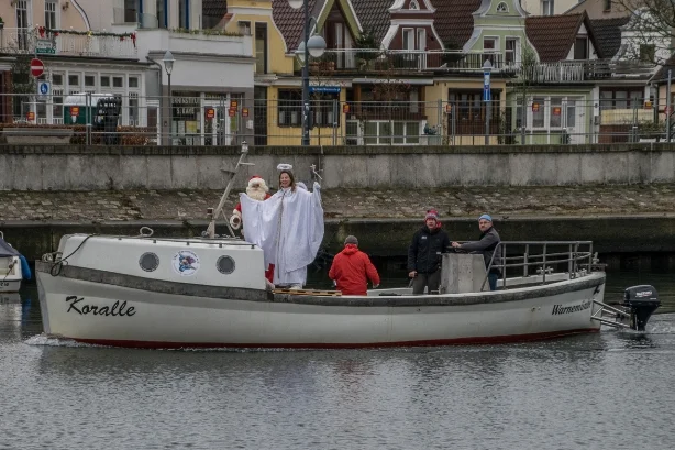 Weihnachtstauchen 2017 in Warnemünde. Foto: Wolfgang Gross