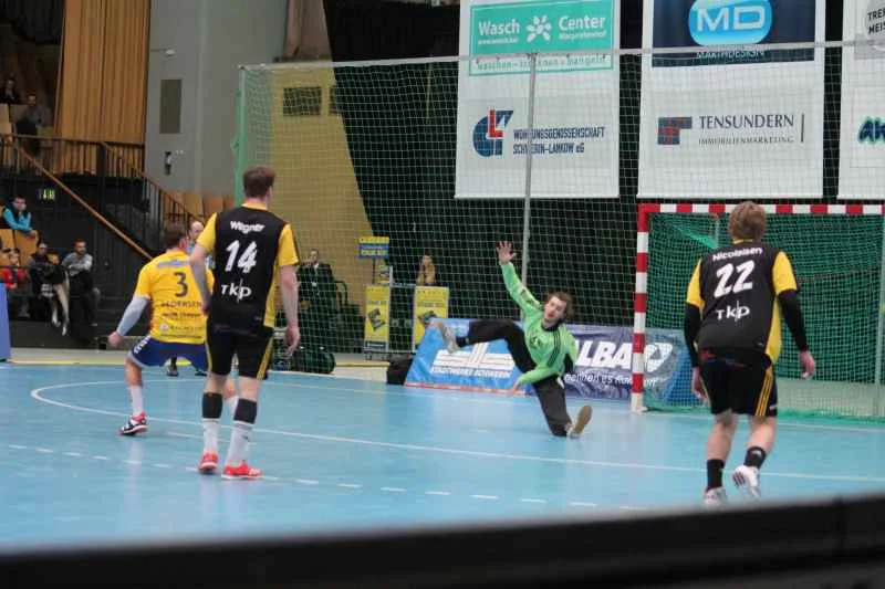 Mecklenburger Stiere vs. TSV Altenholz, Spielszene 1.Halbzeit. 7-Meter Pedersen (3). Foto: P. Bohne