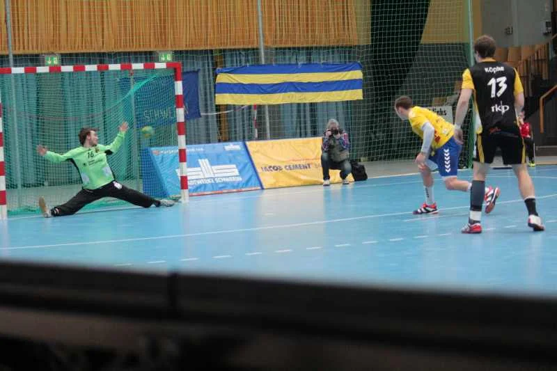Stiere vs. Altenholz; Spielszene 2. Halbzeit; 7-Meter Mark Mattthias Petersen. Foto: P. Bohne Stiere vs. Altenholz; Spielszene 2. Halbzeit; 7-Meter Mark Mattthias Petersen. Foto: P. Bohne