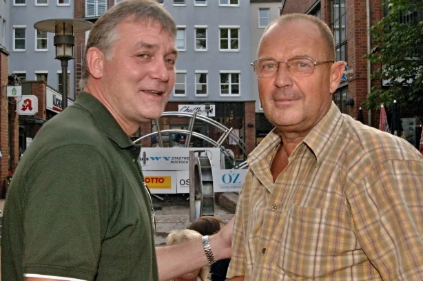 Zwei Handball-Legenden aus M-V im Gespräch: Frank-Michael Wahl und „Jimmy“ Prüsse. Foto: Wolfgang Gross