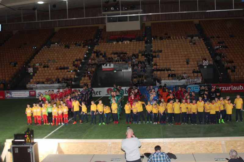 Fußball in der Schweriner Sport- und Kongresshalle - Aufstellung der Mannschaften beim Lübzer Pils Cup 2018 | Foto: P. Bohne