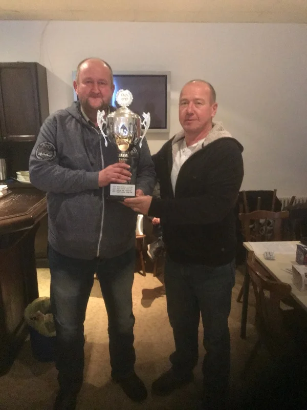Hatte das beste Blatt beim Preisskat: Jens Wichmann (li.) bekam den Siegerpokal von Organisator Ralph Schultz überreicht. Foto: Schiedsrichterausschuss KFV Westmecklenburg