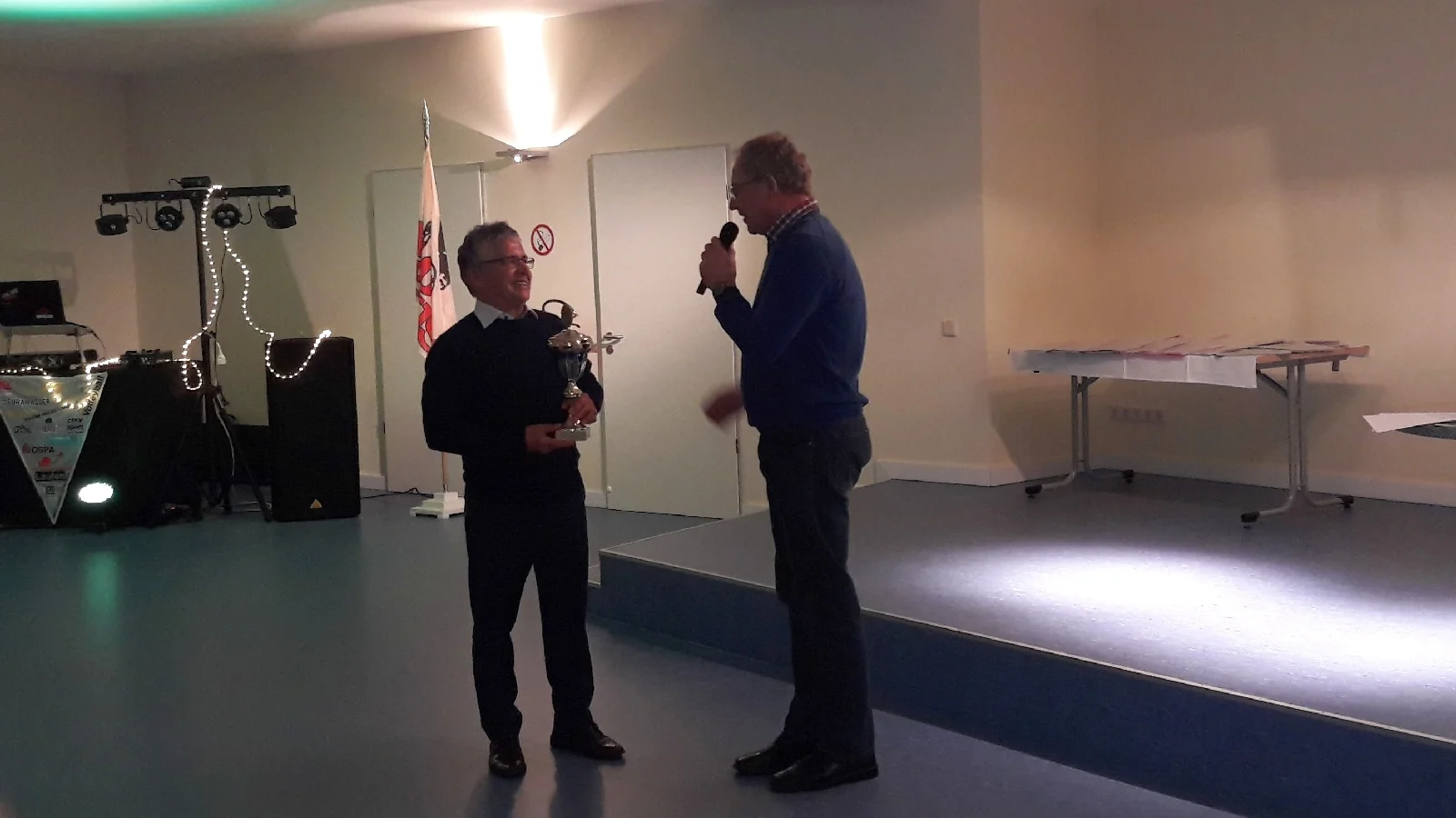 Das Foto zeigt die Übergabe des Pokals an Uwe Michaelis (li.). Foto: Heike Knabe