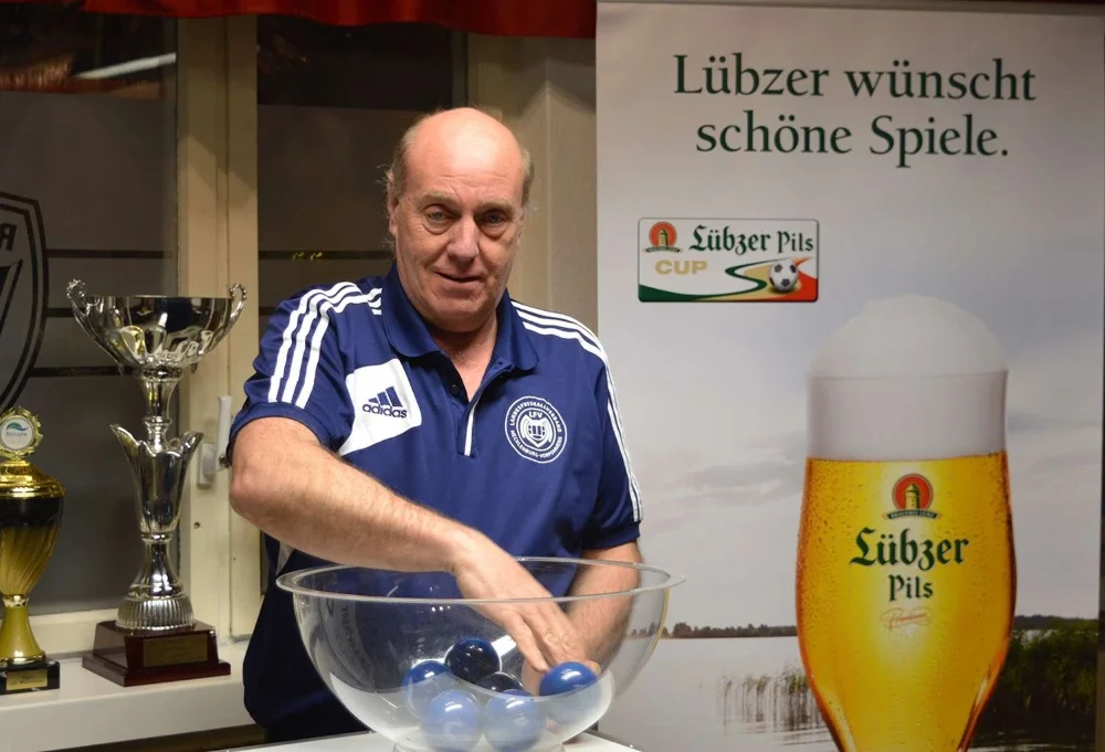 Am Montag, den 5. März wird Peter Dluzewski im Rahmen der Sendung „Land und Leute“ ab 18 Uhr im NDR-Fernsehen live die Paarungen losen. FOTO: Robert French