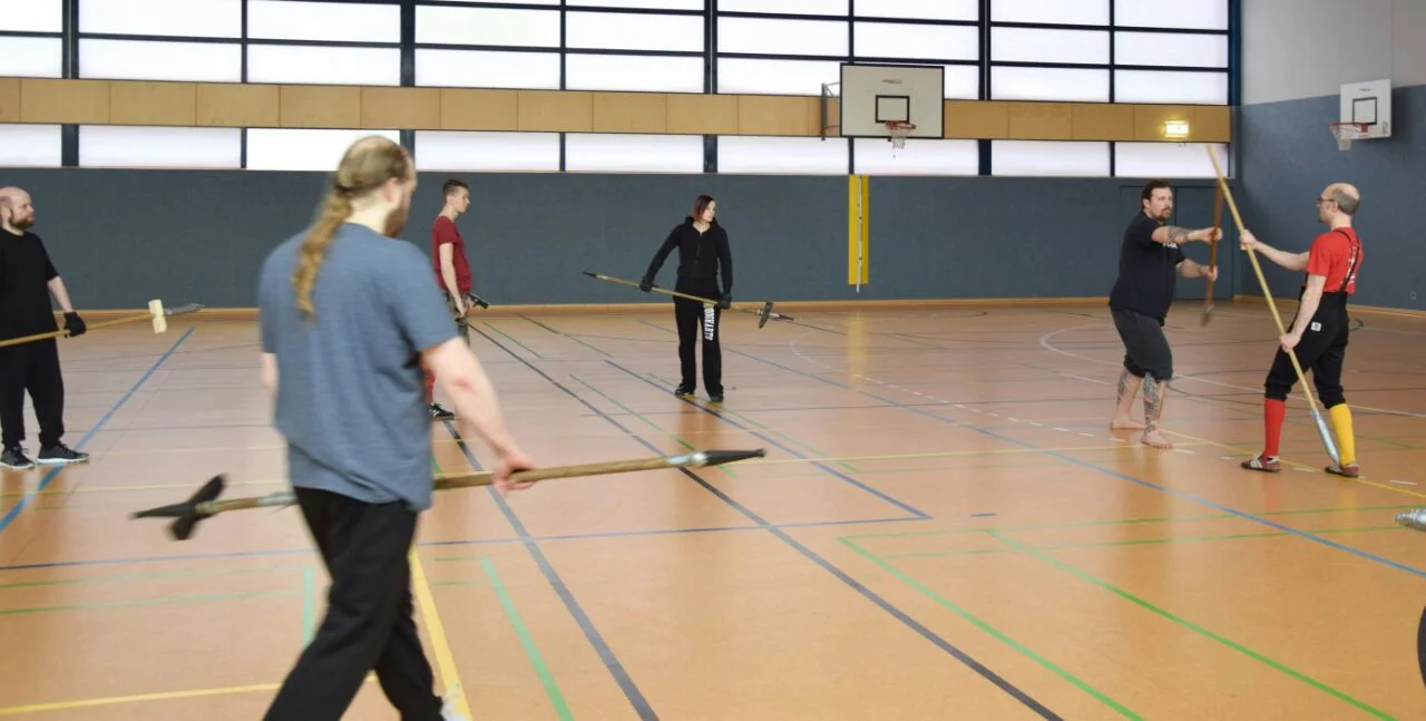 Kampf mit Stangenwaffen und Mordaxt