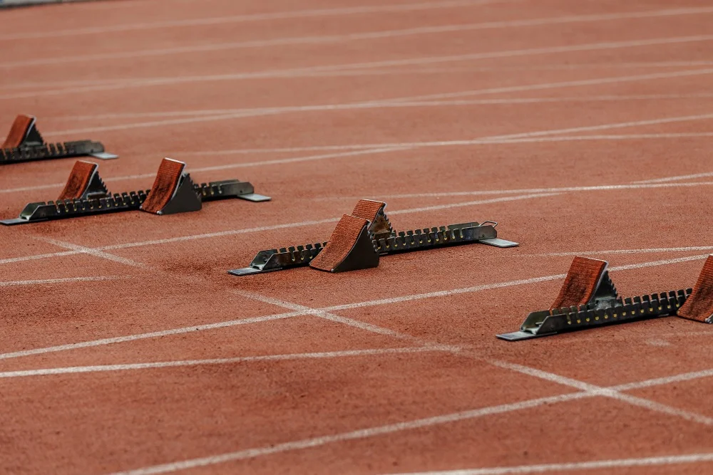 Leichtathletik – Symbolfoto Startblöcke auf der Tartanbahn - Sprint