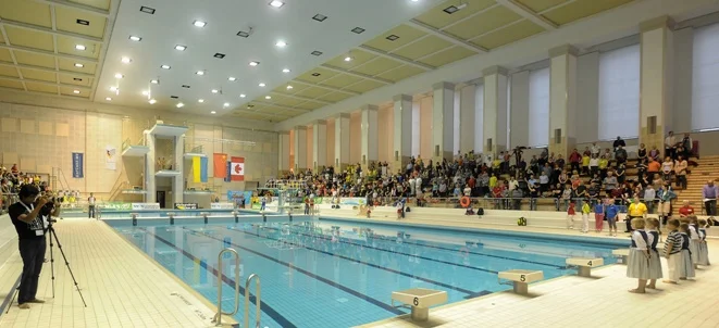 Blick in die 1955 eröffnete Neptunschwimmhalle in Rostock während eines Internationalen Springertages. Foto: Wolfgang Gross
