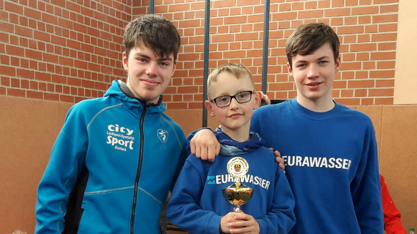 Das Foto zeigt Maximilian, Lennox und Ricardo (v.l.) bei der Übergabe des Teampokals. Foto: Marcel Raith