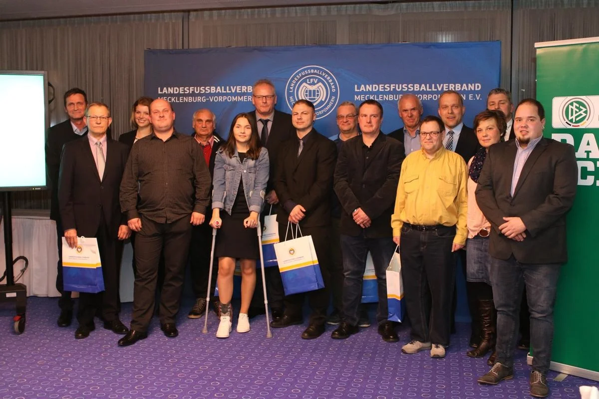 „Danke Schiri.“ 2018 – Gruppenfoto der Preisträger – FOTO: Gesine Schuer / LFV M.-V.
