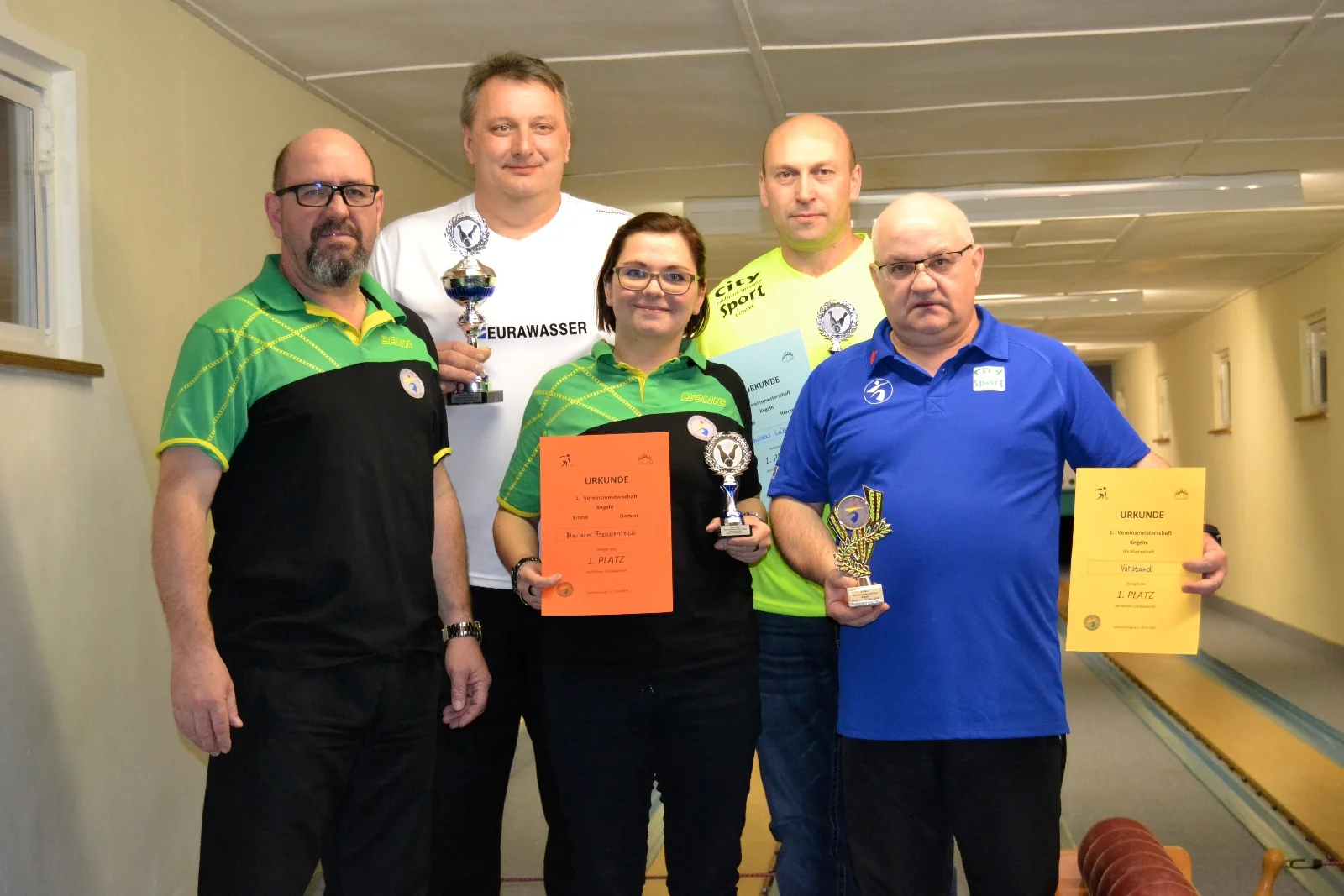 Das Foto zeigt das Siegerteam der ersten Laager Vereinsmeisterschaft im Kegeln, Andreas Lübs (hinten re.) und den Cheforganisator Torsten Freudenreich (li.). Andre Stache mit der Urkunde. Foto: SC Laage