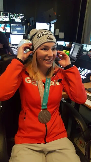 Selina mit ihrer olympischen Silbermedaille. Foto: Selina Jörg/privat