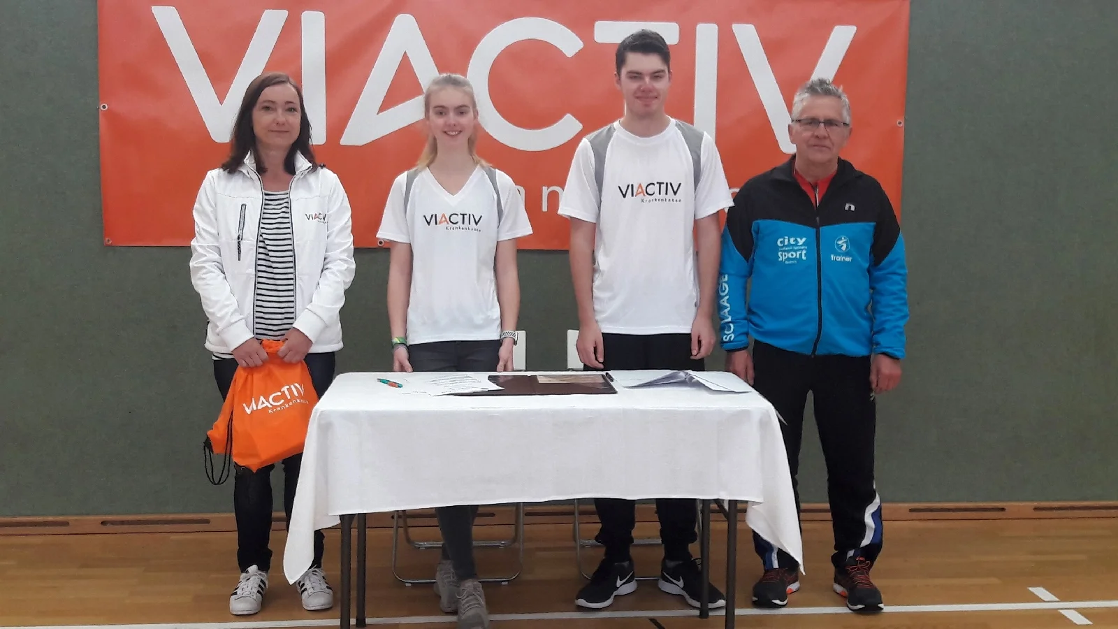 Das Foto zeigt die beiden Laager Athleten mit Katja Fronk (li.) und dem 1.Vorsitzenden des SC Laage, Uwe Michaelis. Foto: SC Laage