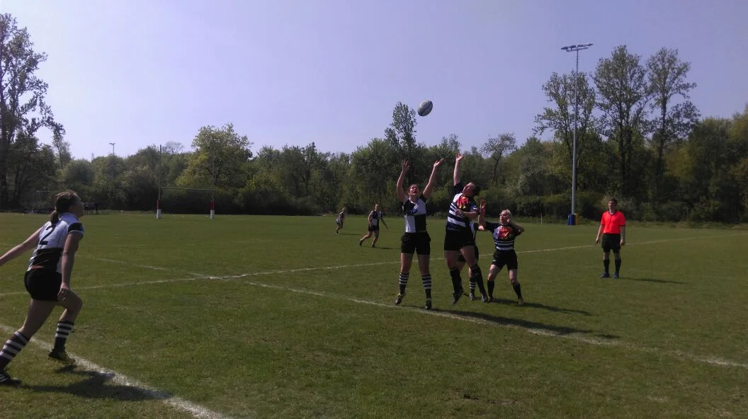 Frauenrugby – Dierkower Elche (in blau-weißen Trikots) in Braunschweig. Foto: Andre Goeda