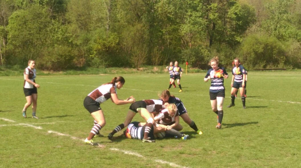 Frauenrugby – Dierkower Elche (in blau-weißen Trikots) in Braunschweig. Foto: Andre Goeda