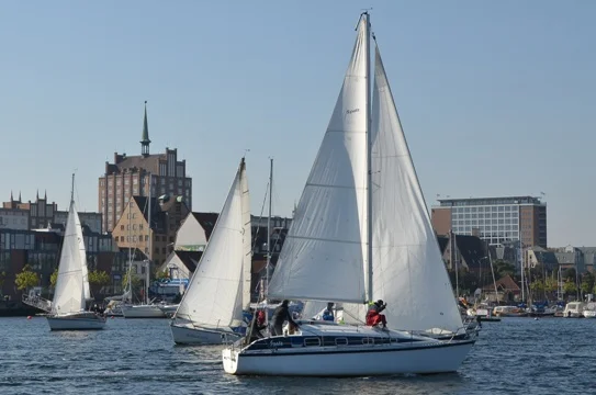 Rostock: eine Stadt mit großer segelsportlicher Tradition. Im Bild: die Senatoren-Regatta. (Foto: Wolfgang Gross)