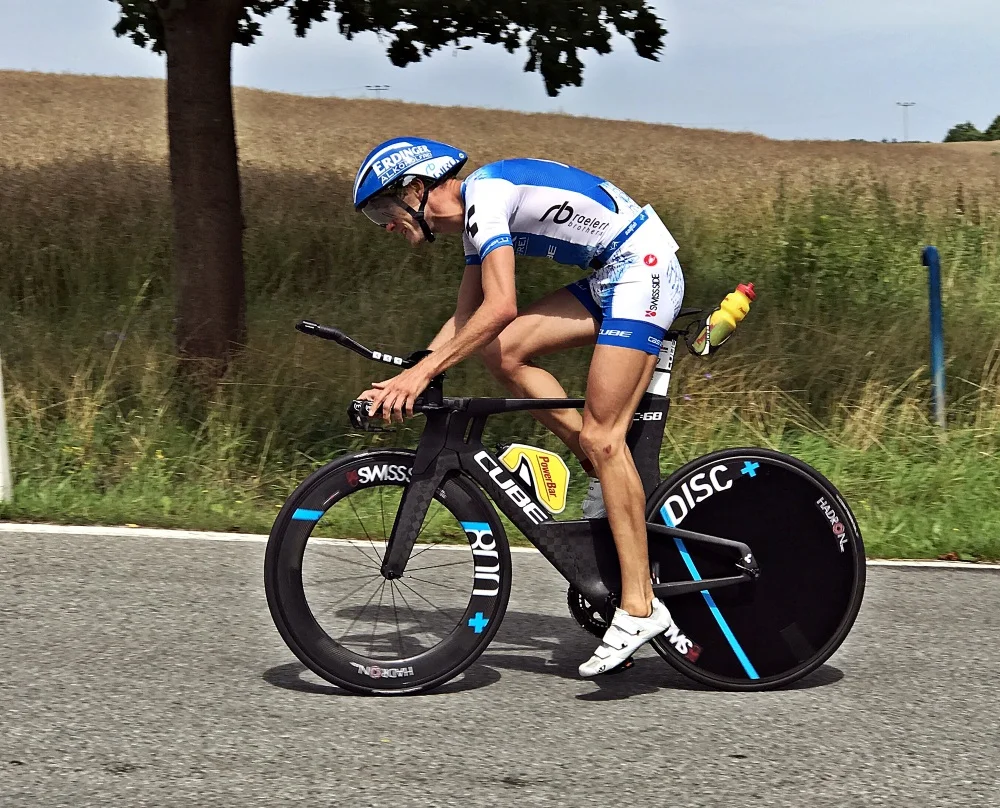 Michael Raelert im Wettkampf bei seinem Gewinn des Müritz-Triathlons im Sommer 2017. FOTO: © Raelert-Brothers