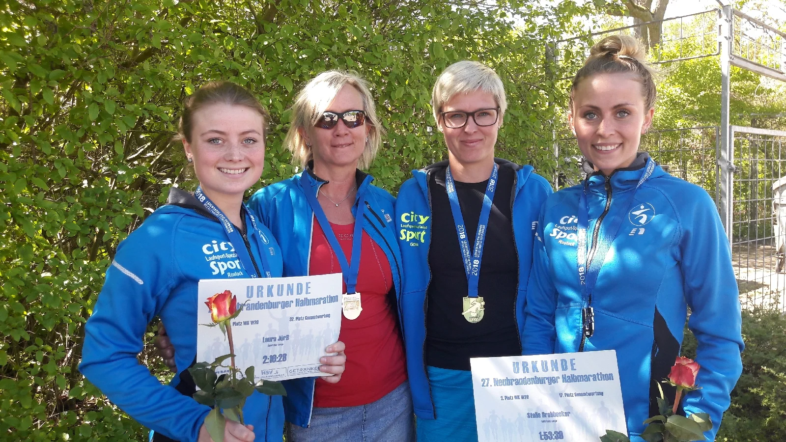 Das Foto zeigt Laura, Petra, Kathleen und Stella nach der Sierehrung. Foto: André Stache