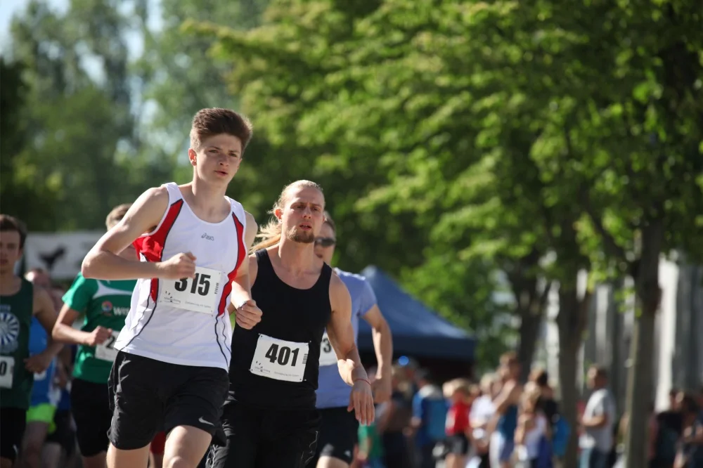 Nach 10,5 Kilometern überquerte Nikita Zarenko als Erster die Ziellinie auf dem Wismarer Campus. Foto: Hochschule Wismar/Kerstin Baldauf