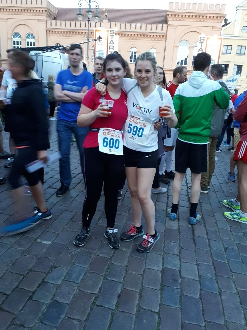 Das Foto zeigt Sarah (li.) und Jessica im Ziel. Foto: Melanie Kollatz