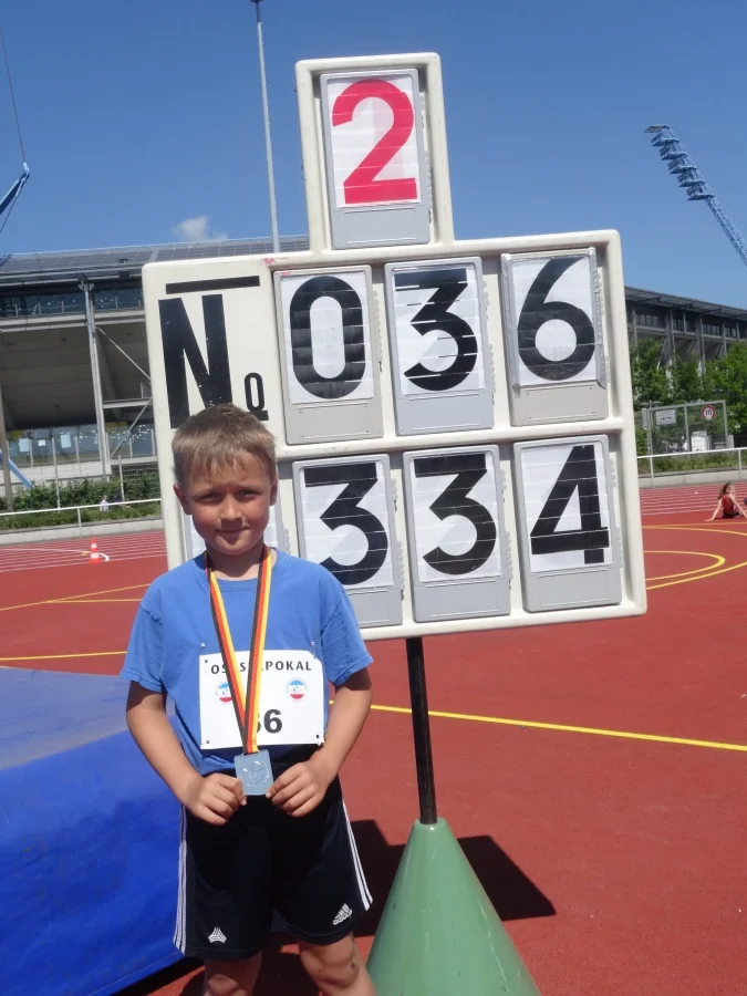 Der 8-jährige Jonas Voigt präsentiert stolz seine erste Medaille. Im Weitsprung gewonnen mit 3,34 Meter. FOTO: 1. LAV Rostock
