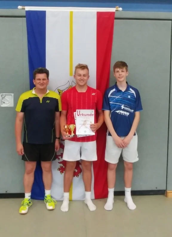 Trainer Michael Hewelt mit Fabian Bebernitz (Mitte) und Neil Feiter (rechts) – FOTO: BSC 95 Schwerin