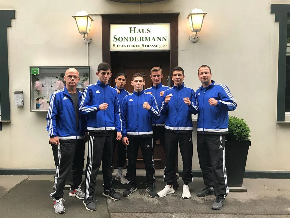 v.l. Ralf Bünger (Landestrainer), David Gevorkyan, Arian Cekicaj, Oruc Özer, Salvatore Cotrone, Agasi Margarjan, Sebastian Zbik. Foto: ©️ Boxclub TRAKTOR Schwerin