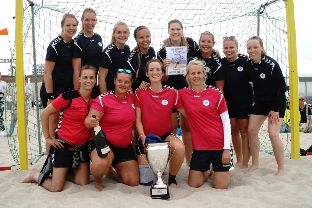 Die Pokale der 24. Beachhandballtage gingen an zwei Überraschungssieger