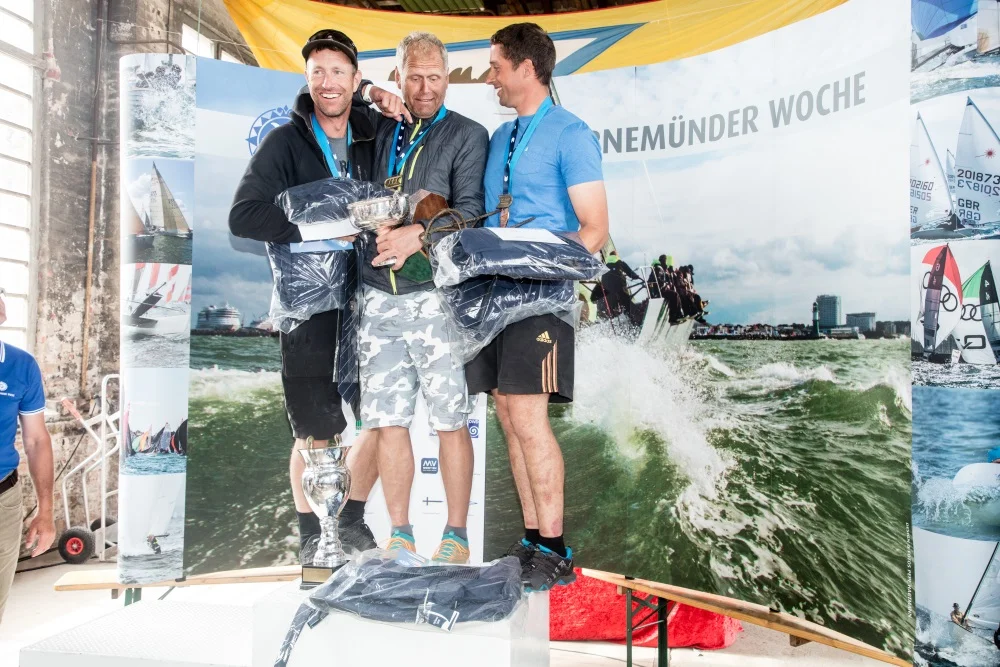 Andre Budzien (mi) und Jan Kurfeld (li) zusammen mit Fredrik Lööf. FOTO: Pepe Hartmann