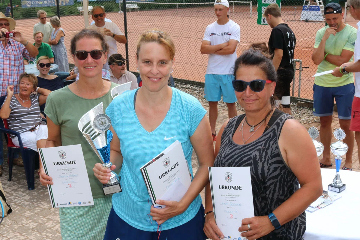 Siegerehrung Damen 40: Siegerin Petra Franz (M.) mit der Finalistin Kerstin Gillert (l.) und der drittplatzierten Annett Reichel. Fotos: Stefan Ehlers