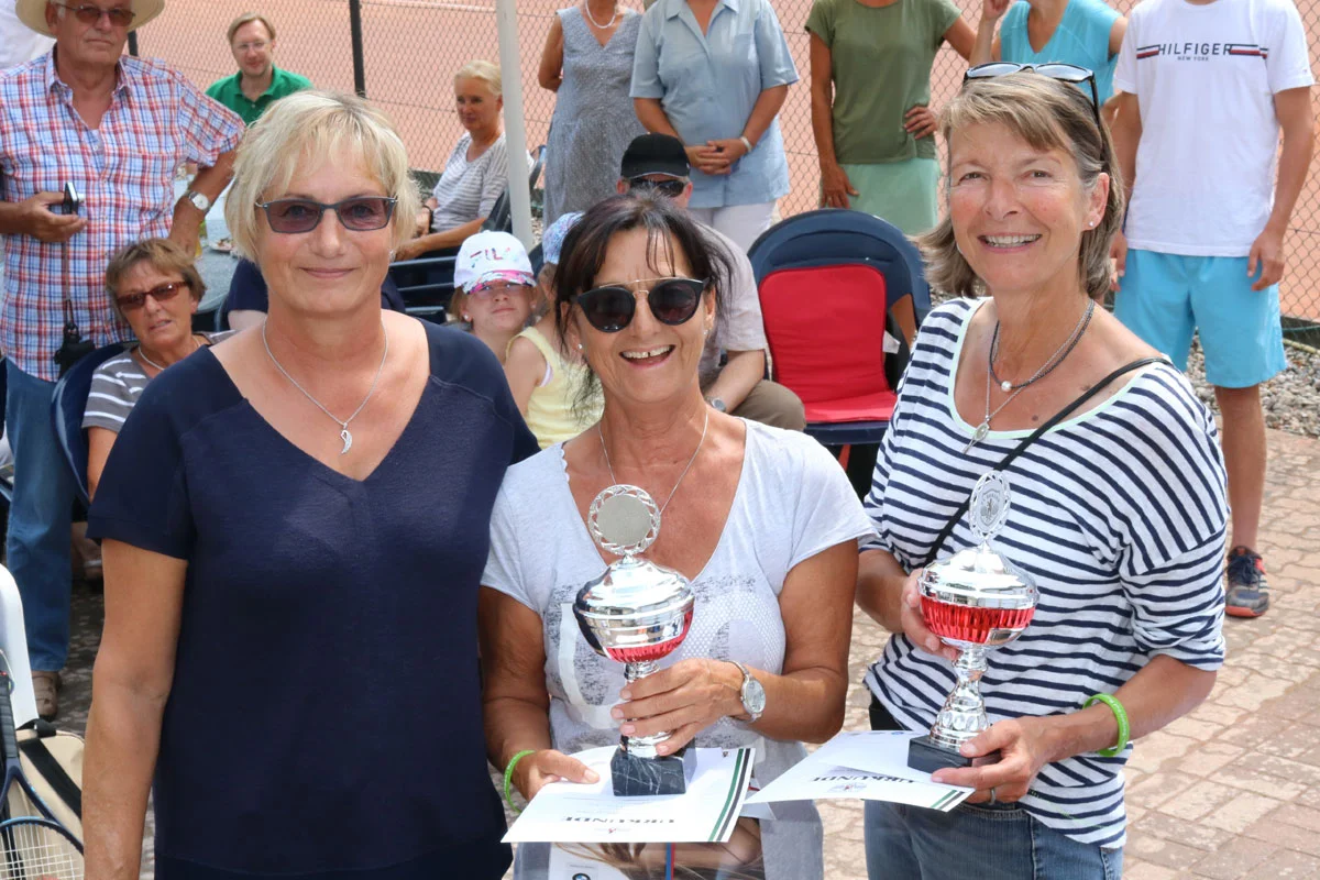 Siegerehrung Damen 60: Siegerin Marlis Franke (M.) mit der zweitplatzierten Regina Theben (r.) und Brunhilde Engelbrecht (alle TV Bergen). Fotos: Stefan Ehlers