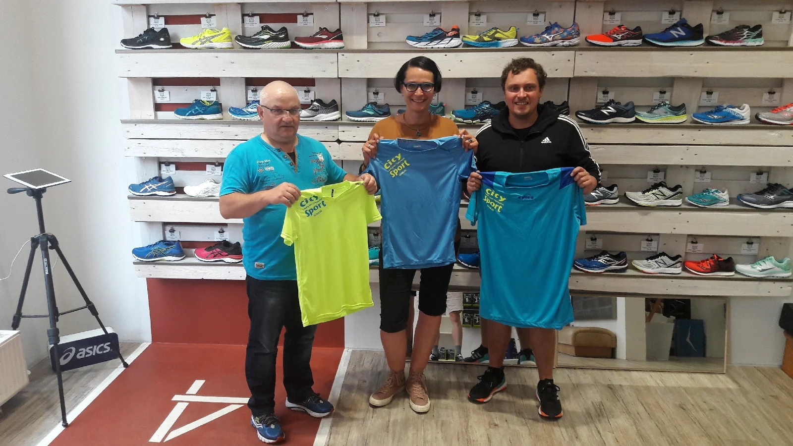 Das Foto zeigt André Stache, Ivonne Fischer und Peter Gohlke (v.l.) mit den Eventshirts für die Kinder, Damen und Herren. Foto: Axel Stange