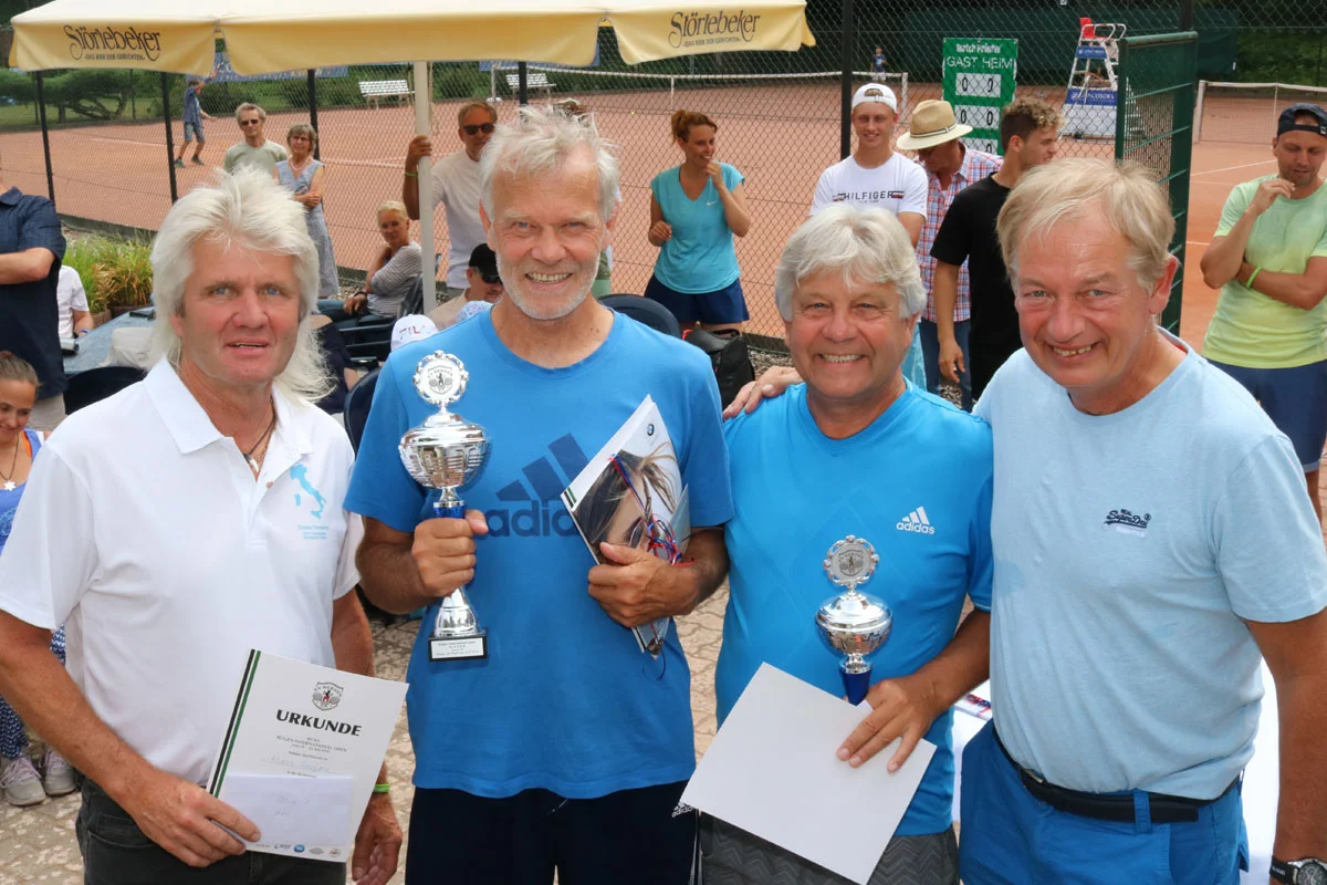 Siegerehrung Herren 60: Sieger Norbert Braun (2.v.l.) mit dem Finalisten Udo Scharkowski (2.v.r.) sowie den drittplatzierten Klaus Soujon (l.) und Christoph Klüppel. Fotos: Stefan Ehlers