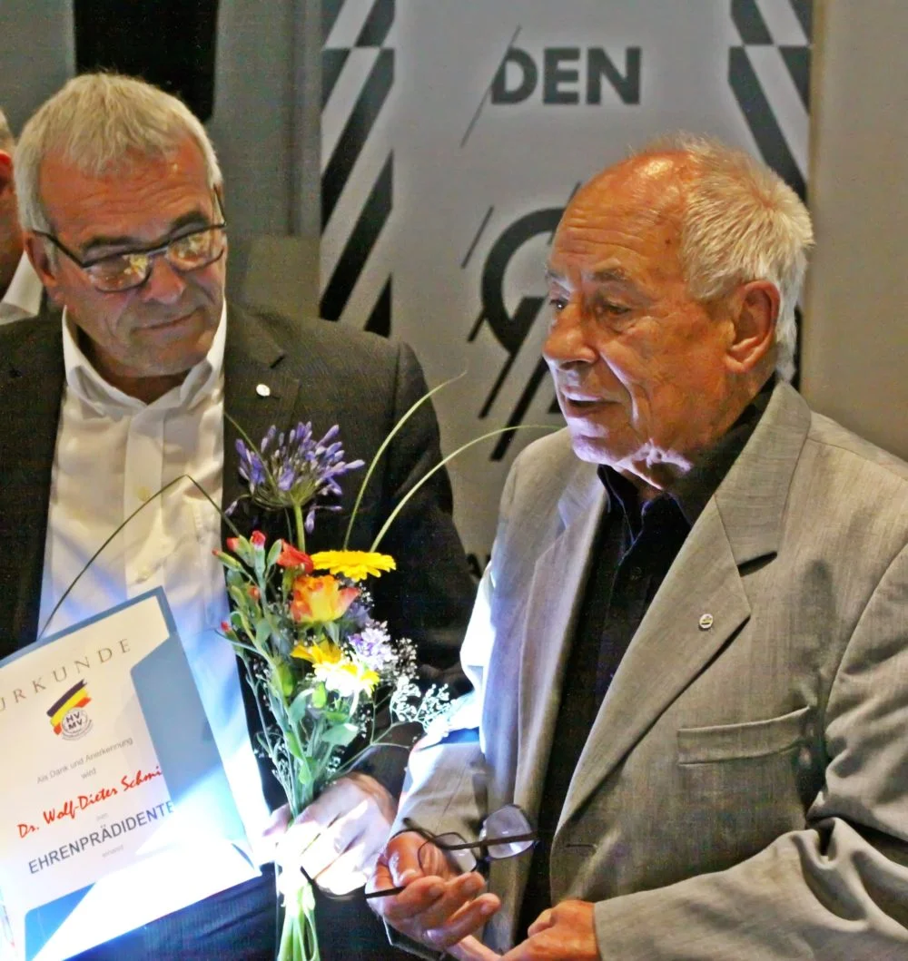 Auf dem Bild: Links Präsident Peter Rauch bei der Übergabe der Urkunde zum Ehrenpräsidenten an Dr. Wolf-Dieter Schmidt