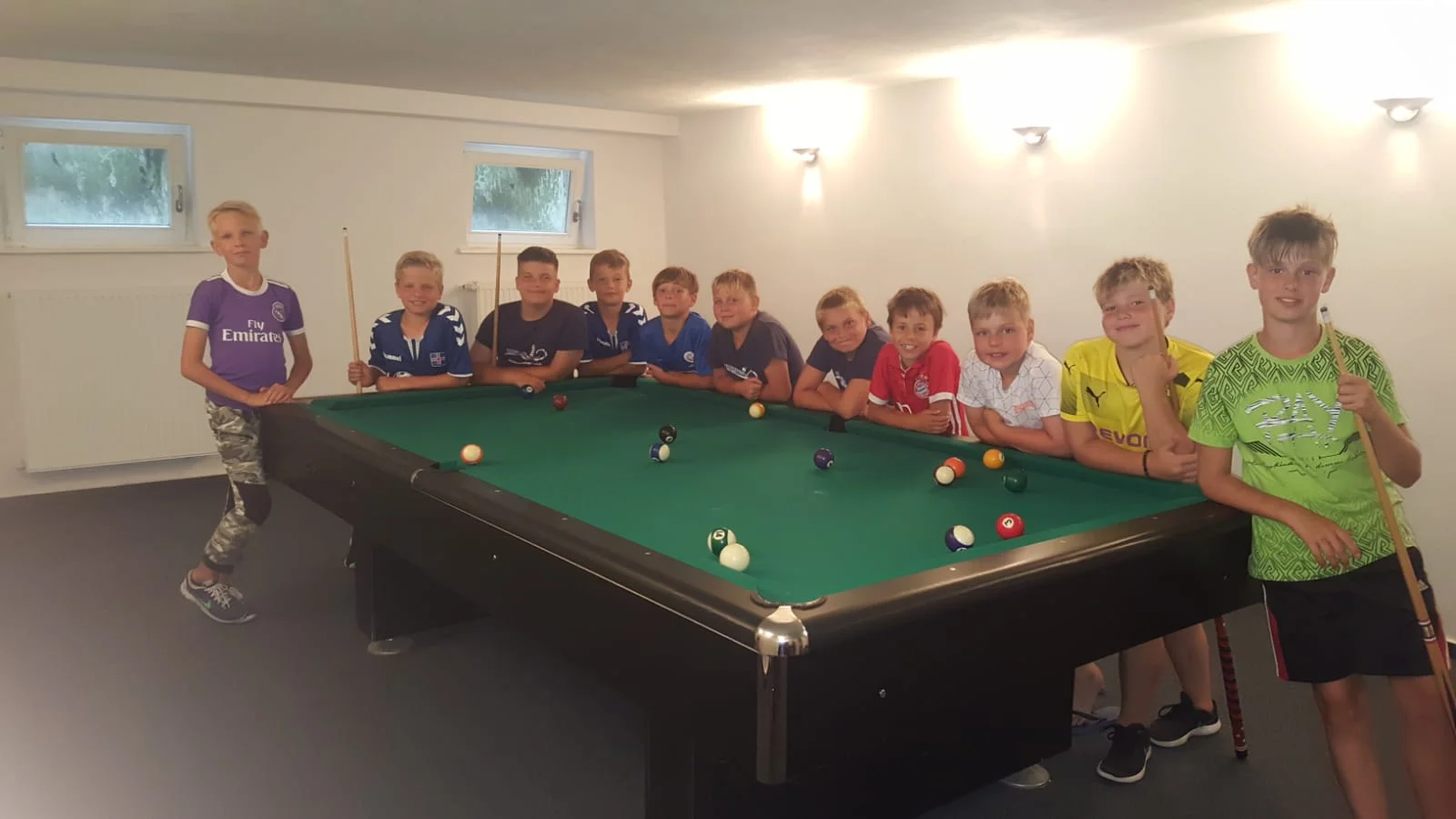 Die Mannschaft vom PSV Stralsund beim gemeinschaftlichen Billiard spielen. Foto: Thomas Schwarz/PSV Stralsund Foto: Thomas Schwarz/PSV Stralsund