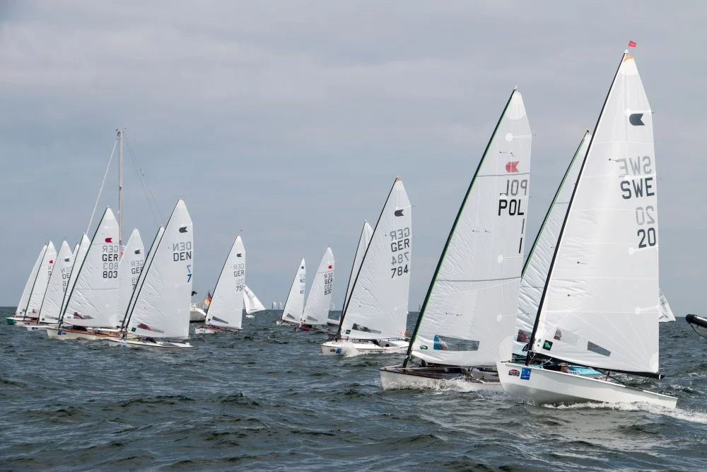 OK-Jollen am Start von Warnemünde. Foto Pepe Hartmann