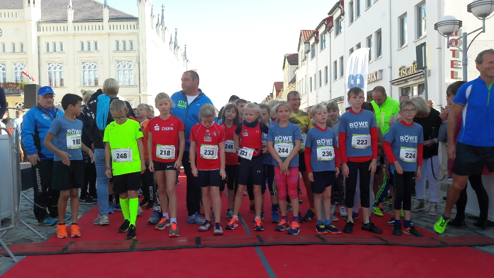Das Foto zeigt die Laager Laufgruppenkinder am Start ihres Wettkampfes. Foto: Sandra Piepke