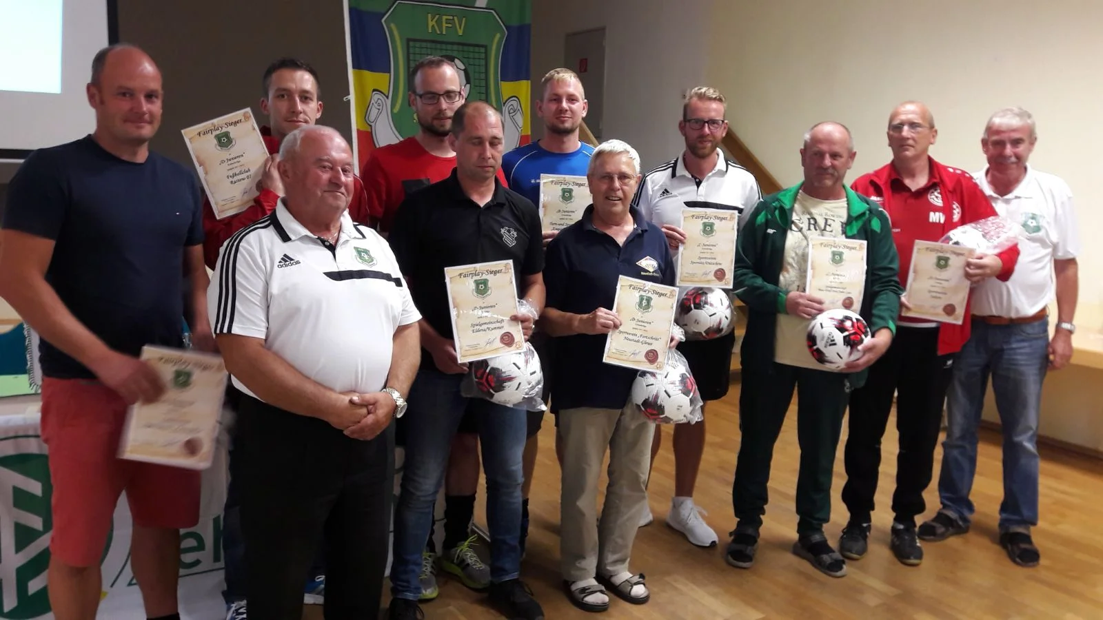 Gruppenbild der ausgezeichneten Vereinsvertreter – FOTO: © Kreisfußballverband Westmecklenburg
